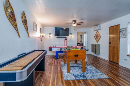 オークハーストにあるStimboli Lodge- Sleeps 16 with tons of games and funのリビングルーム(ビリヤード台、テーブル付)