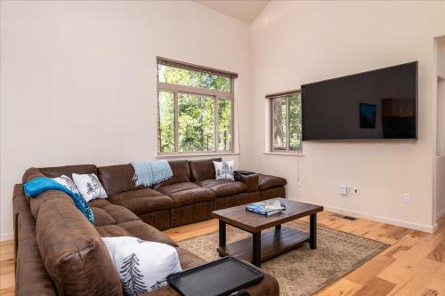 Televisyen dan/atau pusat hiburan di Yosemite Base Camp- Updated cabin INSIDE Yosemite