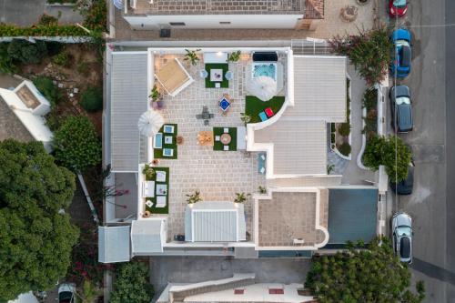 an overhead view of a house with a backyard at Terrazza e Conchiglie in Torre Suda