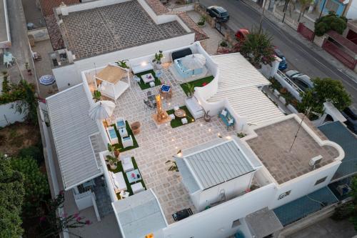 an overhead view of a house with a swimming pool at Terrazza e Conchiglie in Torre Suda