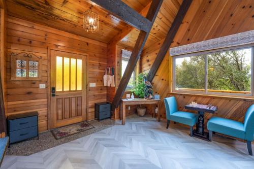 Fotografie z fotogalerie ubytování Quail Haven- A-frame cabin with hot tub, views, and more v destinaci Oakhurst