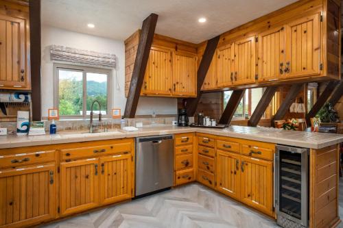Fotografie z fotogalerie ubytování Quail Haven- A-frame cabin with hot tub, views, and more v destinaci Oakhurst