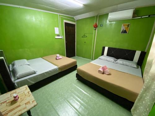 Postel nebo postele na pokoji v ubytování Perhentian Village Inn