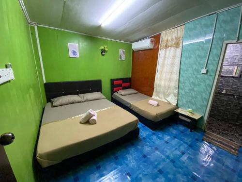 Postel nebo postele na pokoji v ubytování Perhentian Village Inn