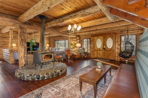 Χώρος καθιστικού στο Log Cabin sleeps 20 with hot tub, EV Charger, firepit