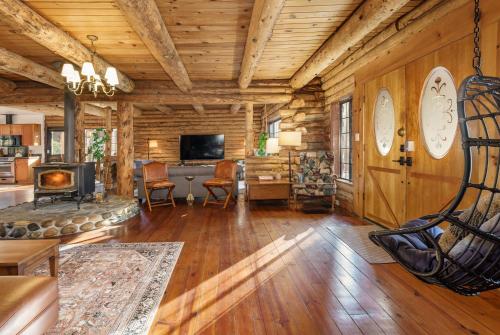 Una televisión o centro de entretenimiento en Log Cabin sleeps 20 with hot tub, EV Charger, firepit
