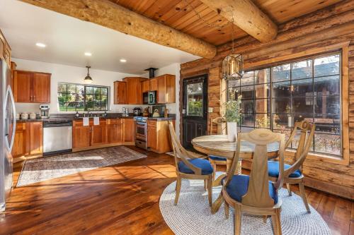 Una cocina o zona de cocina en Log Cabin sleeps 20 with hot tub, EV Charger, firepit