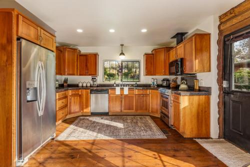 Una cocina o zona de cocina en Log Cabin sleeps 20 with hot tub, EV Charger, firepit
