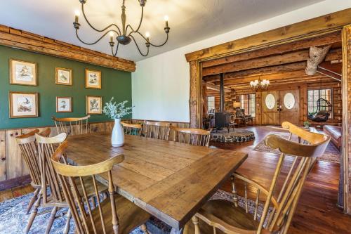 Imagen de la galería de Log Cabin sleeps 20 with hot tub, EV Charger, firepit, en Ahwahnee