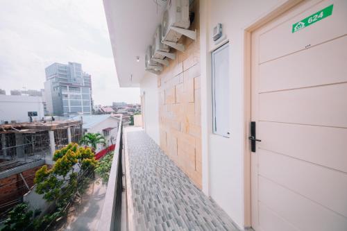 ナゴヤにあるHomestay81 Penuinのバルコニー付きの建物側のドア