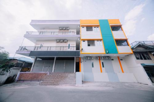 ナゴヤにあるHomestay81 Penuinのオレンジと青の白い建物