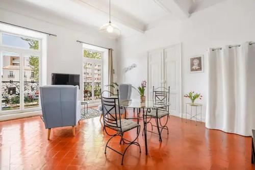 un salon avec une table et des chaises de salle à manger dans l'établissement Appartement avec balcon, bord du canal, Wifi., à Narbonne