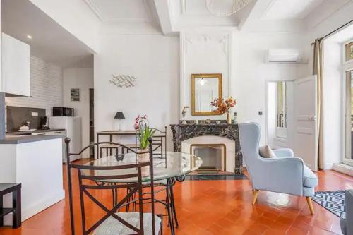 un salon avec une table et une cheminée dans l'établissement Appartement avec balcon, bord du canal, Wifi., à Narbonne