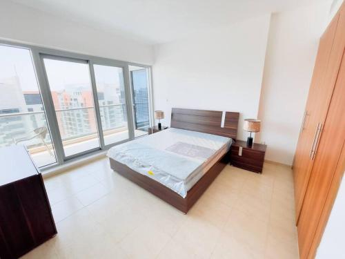 Cama o camas de una habitación en Luxury Holiday Home Just Minutes from Dubai's Global Village Your Perfect Getaway!"