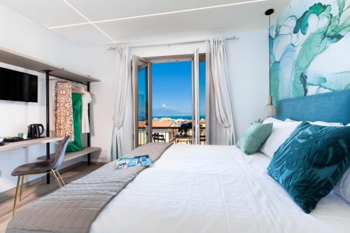 Una cama o camas en una habitación de LuMar Luxury Sorrento