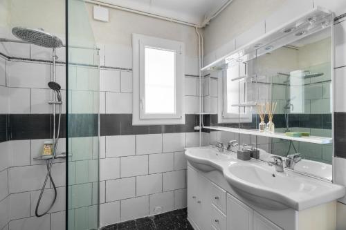 une salle de bain blanche avec un lavabo et une douche dans l'établissement Hyeres Rez De Villa Vue Mer, à Hyères