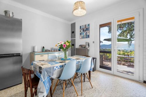 une cuisine avec une table avec un vase de fleurs dessus dans l'établissement Hyeres Rez De Villa Vue Mer, à Hyères