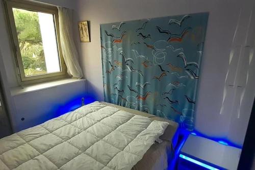 une chambre avec un lit et une fenêtre dans l'établissement Appartement accueillant à Golfe-Juan - 30 m² - Piscine, au Golfe-Juan