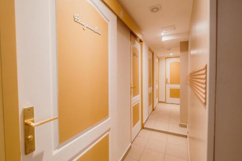 a corridor of a hallway with a door open at La villa du jardin in Saint-Denis
