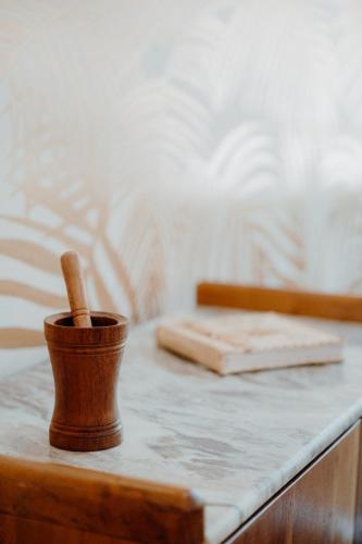 a wooden cup sitting on top of a counter at La villa du jardin in Saint-Denis
