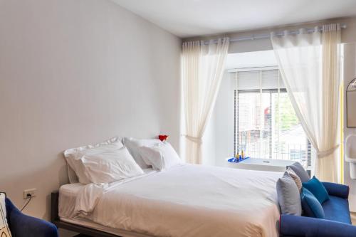 a bedroom with a large bed and a window at claybed chiangrai in Ban San Ton Ko (1)