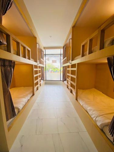 a hallway with bunk beds in a dorm room at MellowDee Female Hostel เมลโลดี โฮสเทลหญิง 女旅社 in Hat Yai