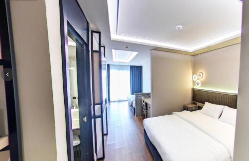 Postel nebo postele na pokoji v ubytování Theodosius Hotel