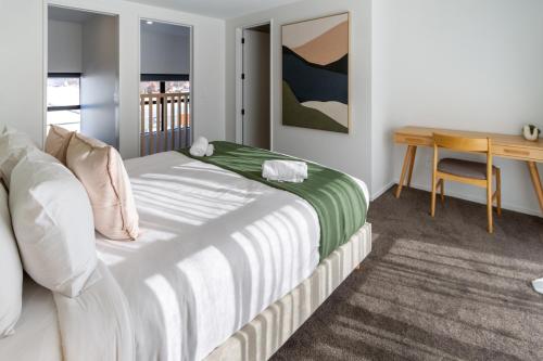 Katil atau katil-katil dalam bilik di Relax in Designer Luxury at Central City Townhouse