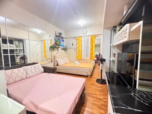Кухня или мини-кухня в Luxanos Condo Place- Sunvida Tower
