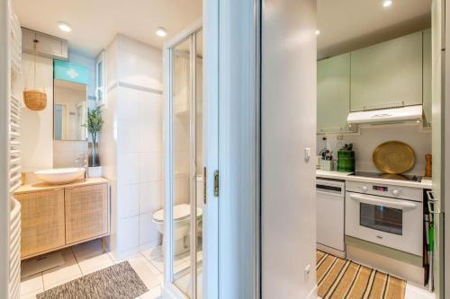 une salle de bain avec toilettes et lavabo dans l'établissement Le voltaire, à Paris