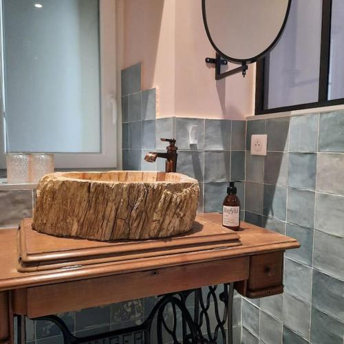 un évier en bois posé sur une table en bois dans l'établissement Le Castèl de Lamothe, à Sauternes