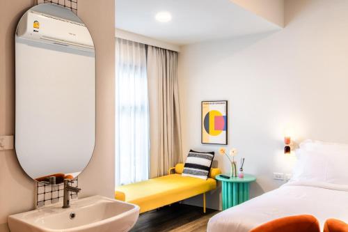 a bedroom with a sink and a bed and a mirror at claybed chiangrai in Ban San Ton Ko (1)