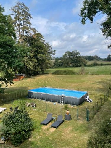 une piscine au milieu d'un champ dans l'établissement Chateau du Grand Lucay, à Bourbon-lʼArchambault