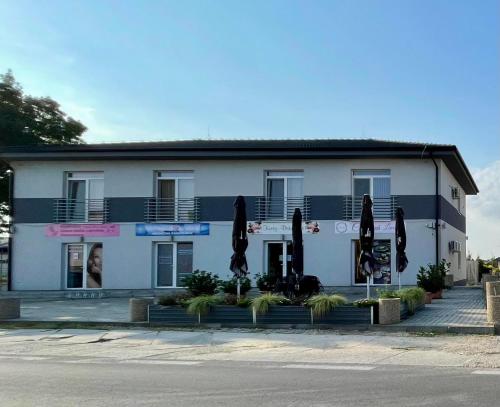 Το κτήριο όπου στεγάζεται  το διαμέρισμα