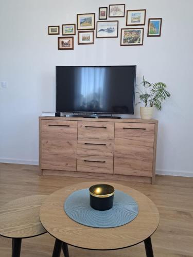 TV a/nebo společenská místnost v ubytování Apartament Więcbork