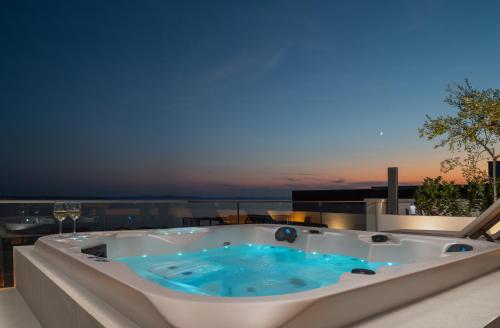 Penthouse La Vie with seaview and jacuzzi