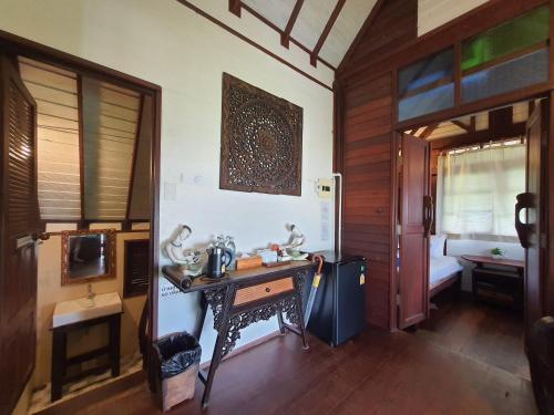 a room with a desk and a room with a bedroom at Baan Thong Ching Resort in Khanom