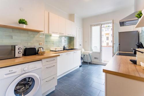 Il comprend une cuisine équipée d'un lave-linge et d'un sèche-linge. dans l'établissement Le Havre des Cigognes - Grand T3 à Strasbourg, à Strasbourg