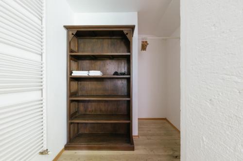 a book shelf in the corner of a room at Sonnhof in Bad Ischl
