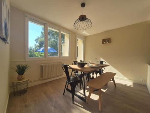 a dining room with a table and chairs and a window at #L'Instant#Terrasse #Thiers# in Thiers
