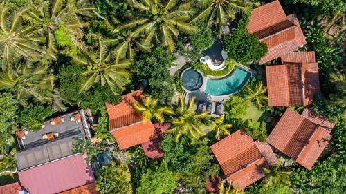 an overhead view of a resort with a pool and palm trees at Berlima Wooden Lodge by GenuineHost in Ubud