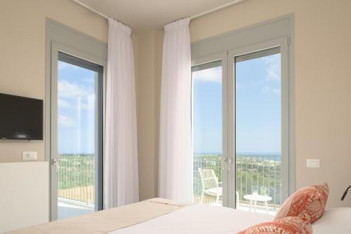 Televisyen dan/atau pusat hiburan di Olvios Villas, with 35m2 Pool & SeaViews, By ThinkVilla
