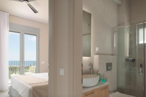Bilik mandi di Olvios Villas, with 35m2 Pool & SeaViews, By ThinkVilla