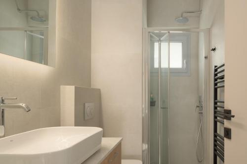 Bilik mandi di Olvios Villas, with 35m2 Pool & SeaViews, By ThinkVilla