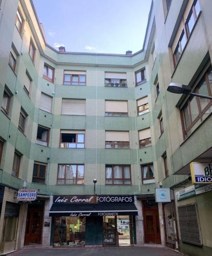 Το κτήριο όπου στεγάζεται  το διαμέρισμα