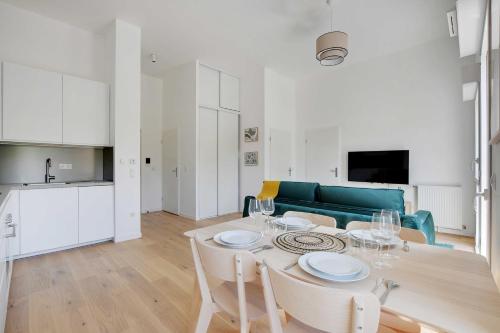 sala de estar con mesa y sofá verde en Modern Apartment - 1BD-4P - PMR - Nogent-sur-Marne, en Nogent-sur-Marne