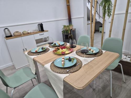 a dining room with a table with plates of food at Pêra Holiday House in Pêra