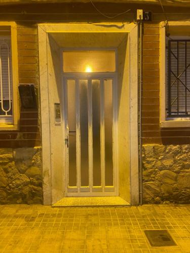 a door to a building with a light on it at Appartement Spacieux fonctionnel Parking assuré!! in Novelda
