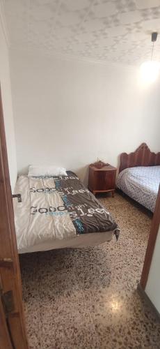 a bedroom with a bed and a dresser in a room at Appartement Spacieux fonctionnel Parking assuré!! in Novelda