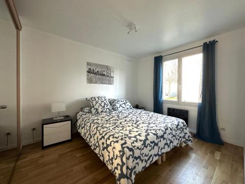 une chambre avec un lit et une fenêtre dans l'établissement Appartement Confort à Louvres proche CDG, à Louvres